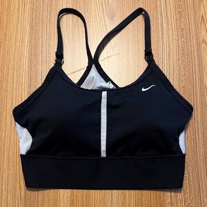 Nike sports bra 
Size xl
Cups included